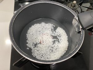 お米と水を入れた鍋