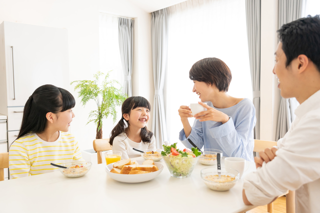 食事をしながら会話をする家族