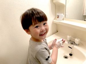 手を洗う笑顔の男の子