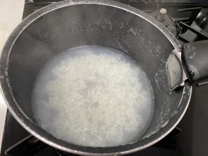 鍋で米を炊いている様子