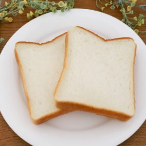 お皿に載せられた2枚のスライスされた食パン