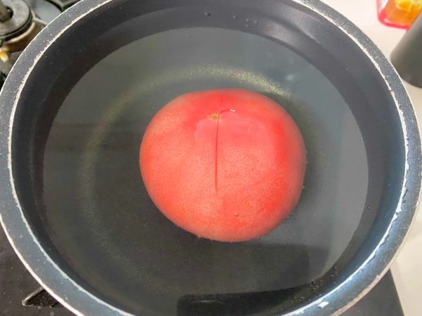 鍋でトマトをゆでる