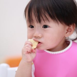 管理栄養士が手づかみ食べを解説 いつから しない理由は 簡単レシピも 管理栄養士が手づかみ食べを解説 いつから しない理由は 簡単レシピも