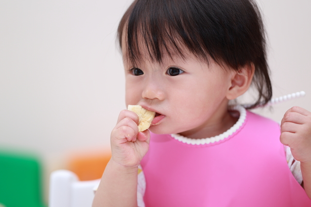 手づかみ食べするこども