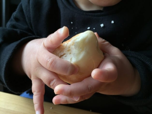 管理栄養士が手づかみ食べを解説 いつから しない理由は 簡単レシピも