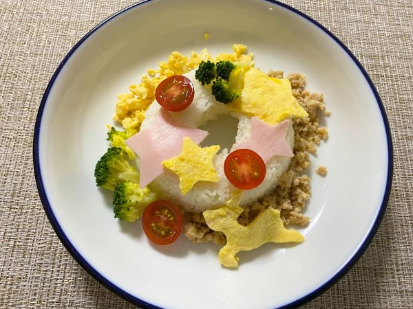 離乳食で 幼児食で クリスマスのプレートとケーキ