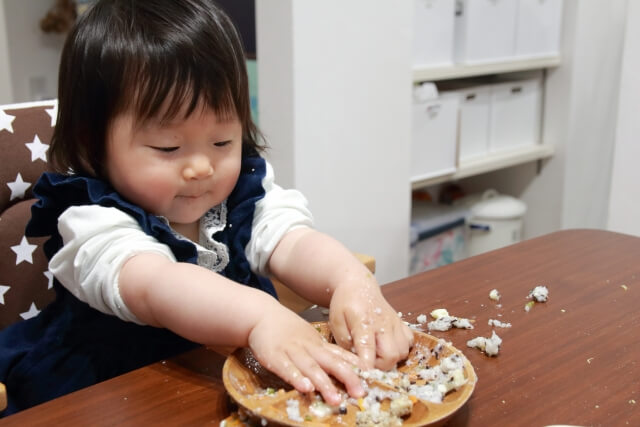 管理栄養士が手づかみ食べを解説 いつから しない理由は 簡単レシピも