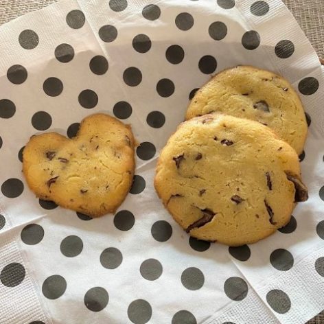 丸型とハート型のチョコチップクッキー