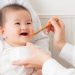 離乳食を食べさせてもらう赤ちゃん
